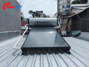 Máy nước nóng năng lượng mặt trời Solahart 150L lắp đặt trên mái tôn.