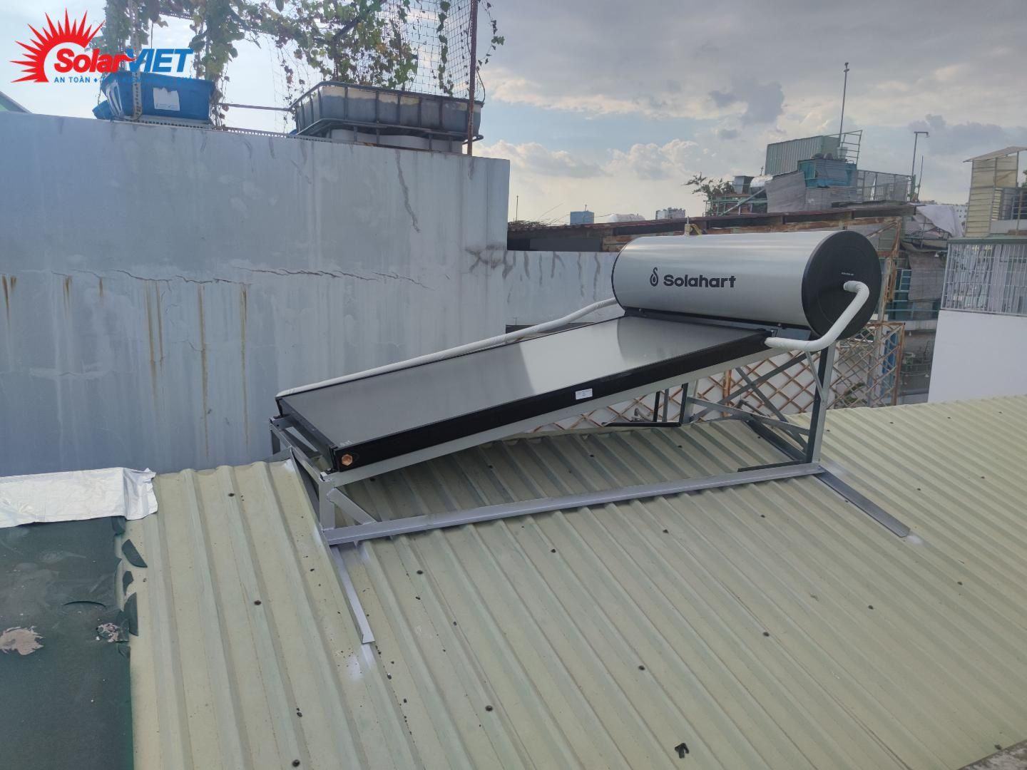 Solahart Việt Nam-Máy nước nóng Solahart 150L lắp gia cố trên mái tôn.