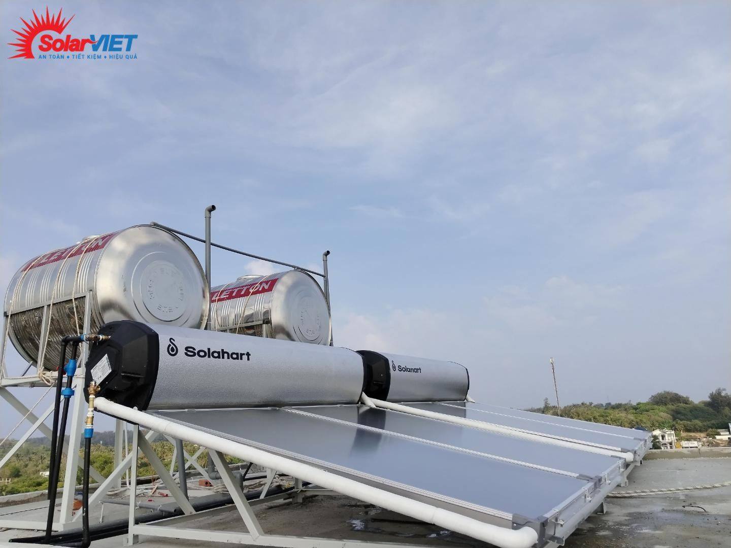Lắp bồn năng lượng mặt trời Solahart 300L chịu áp lực nước mạnh cho khách sạn.