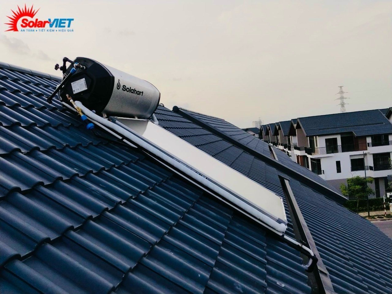 Nóng lạnh năng lượng mặt trời Solahart 180L lắp cho nhà mái nghiêng